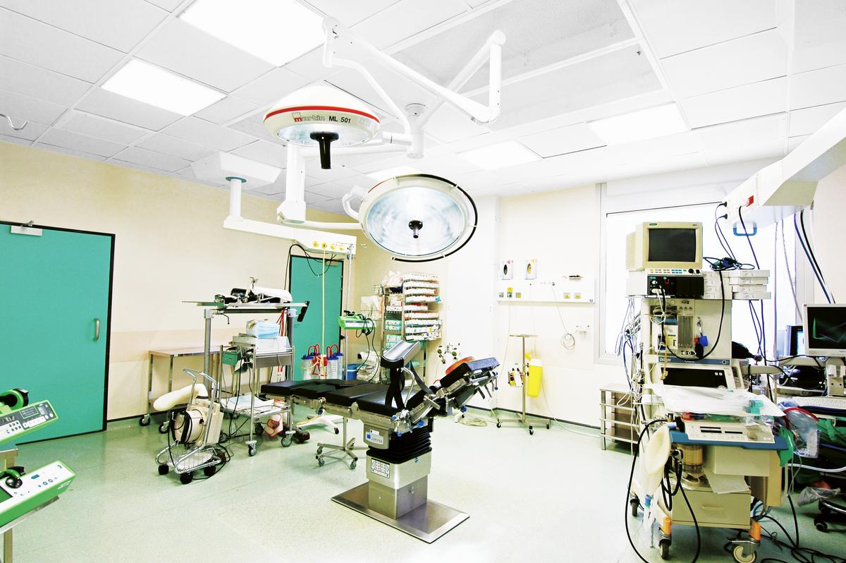 Empty operating theatre with acoustic ceiling and integrated lighting