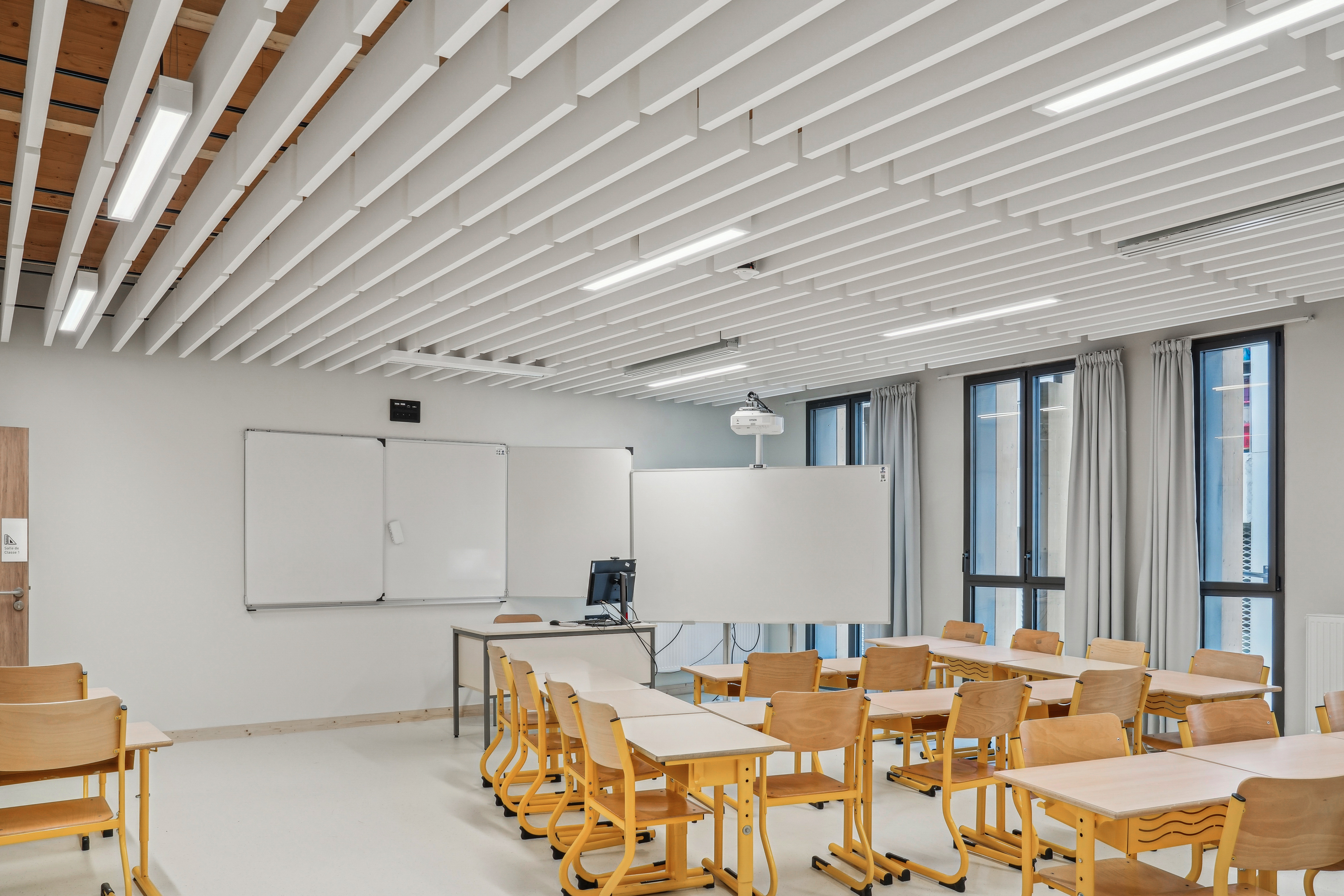 Photo d'une salle de classe avec baffles acoustiques au plafond