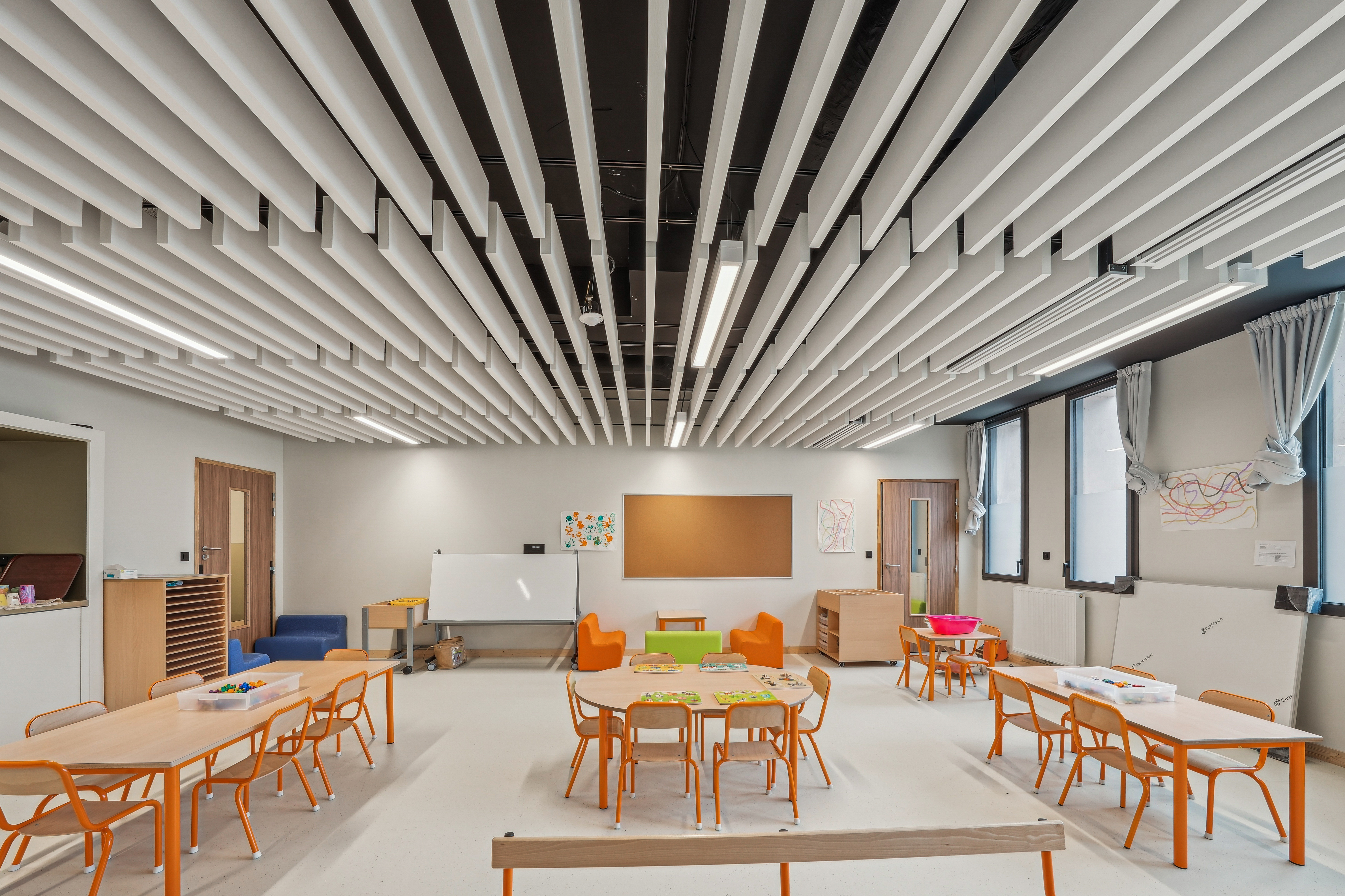 Photo plongeante d'une salle de classe avec des baffles acoustiques au plafond