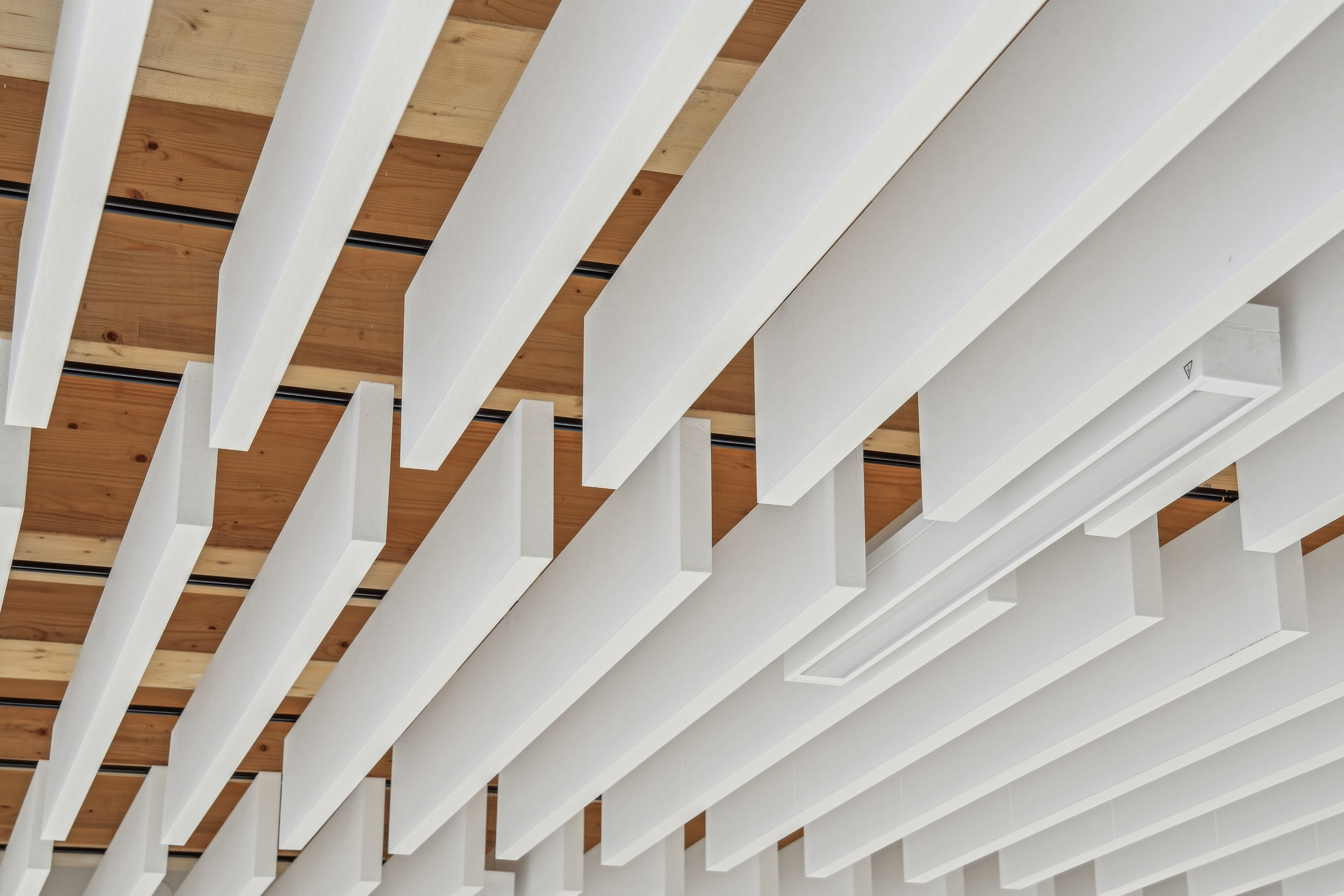 Photo de près des baffles installées au plafond