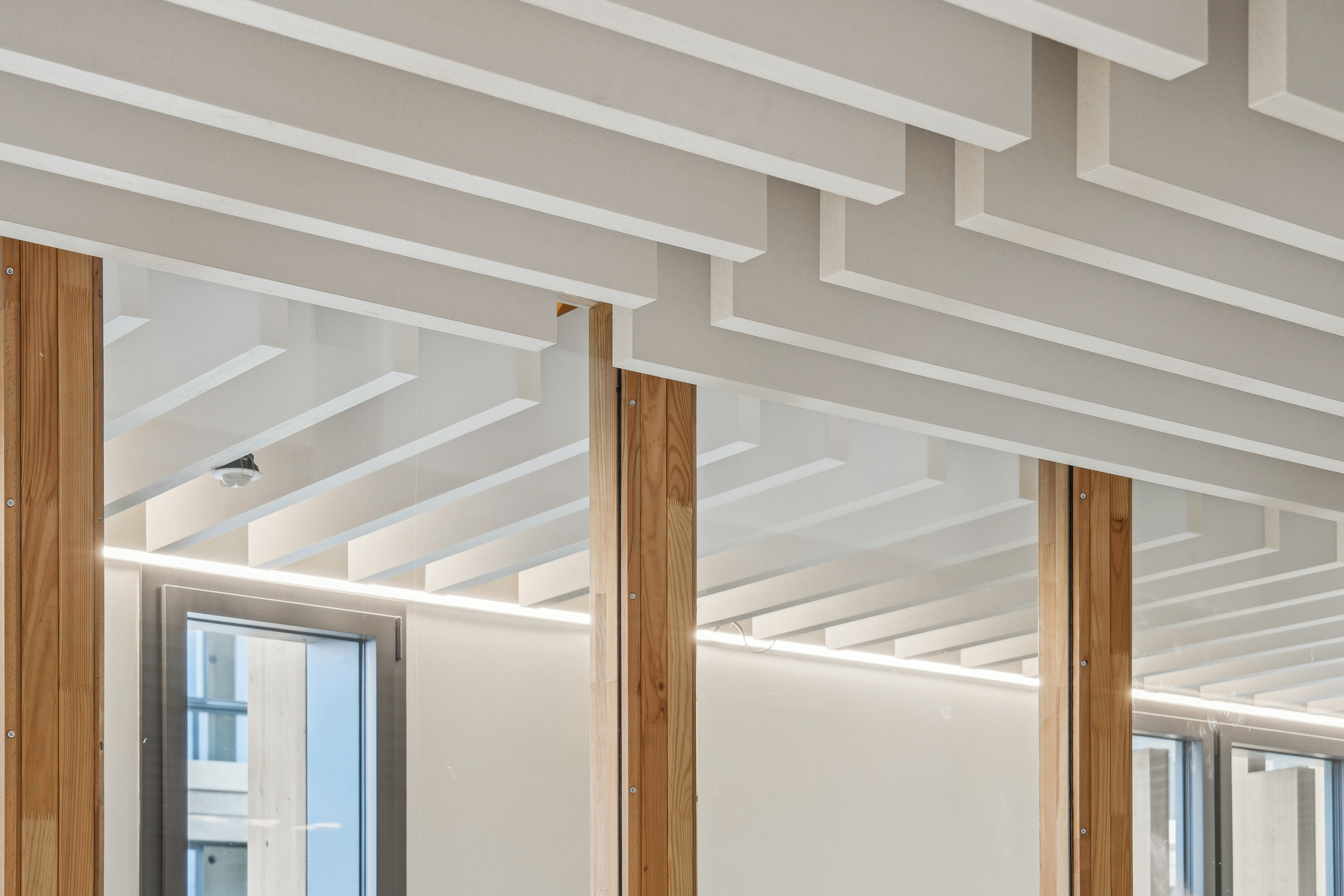 Photo de près des baffles installées au plafond