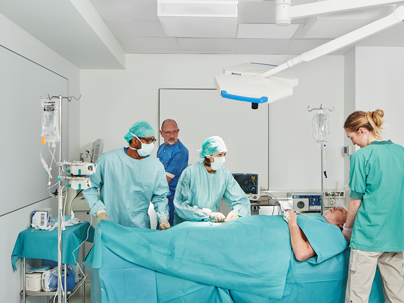 Enfermeras y paciente en quirófano con sistema de paredes acústicas