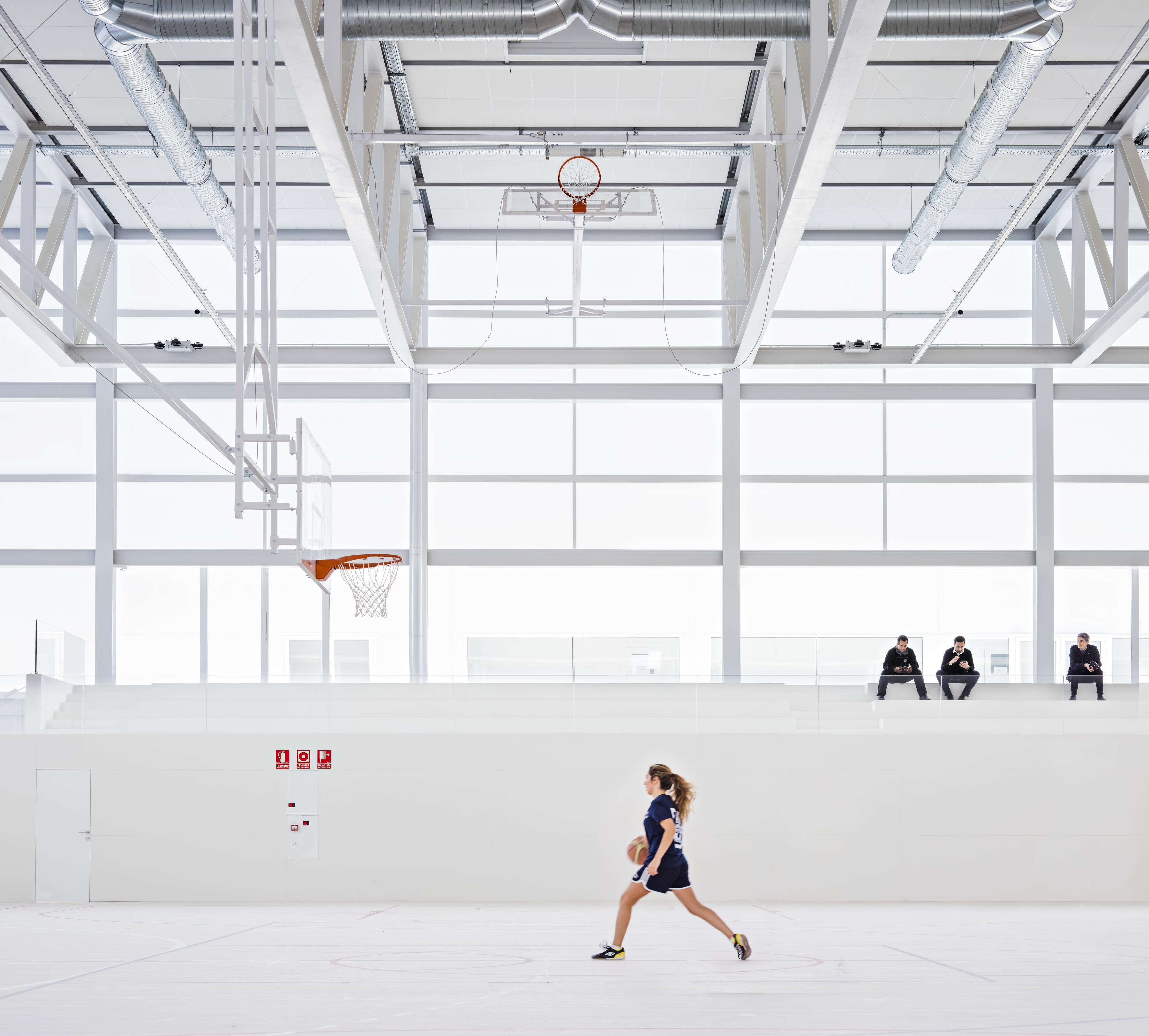 Techo acústico suspendido resistente a los impactos en un pabellón deportivo