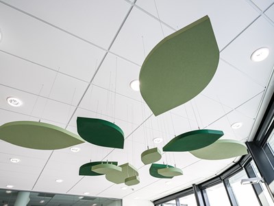 Gröna, bladformade frihängande akustikabsorbenter i kontor